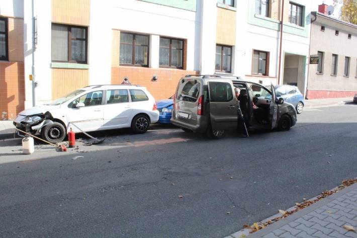 Předjížděný vůz odbočil vlevo, došlo ke srážce. V ulici to pak bylo jako na kuželkách