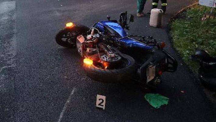 Motorkář skončil na vozovce. Narazil zezadu do osobáku vyjíždějícího z vedlejší silnice