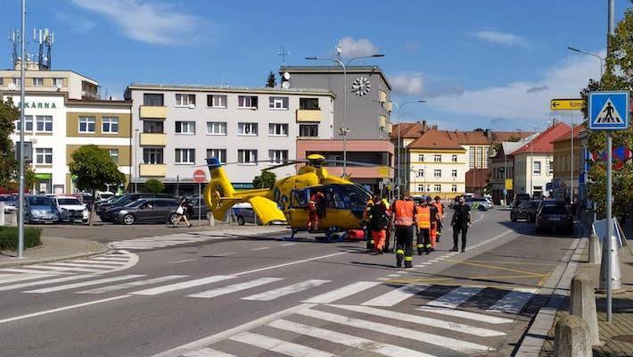 Na náměstí se střetlo auto s dvěma cyklisty. Na místě přistál vrtulník