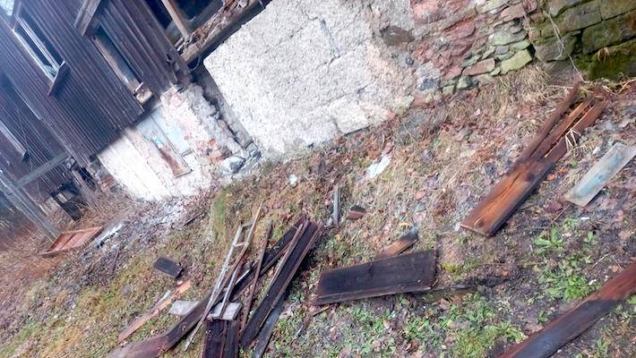 Vandal poničil na staré faře desítky oken