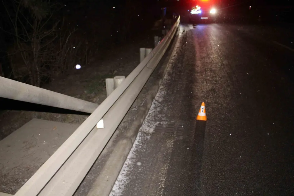 Přežil náraz na „pětatřicítce“: V Litomyšli auto srazilo chodce u svodidel, policie hledá řidiče