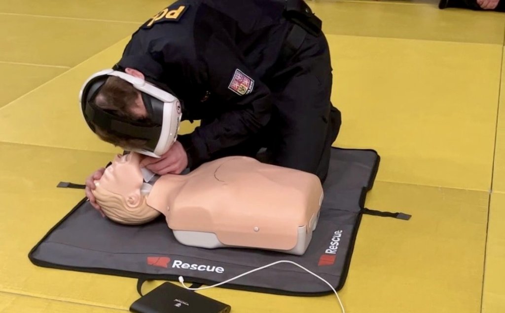 Brýle, které zachraňují životy: Královéhradečtí policisté nasadili do výcviku špičkovou technologii