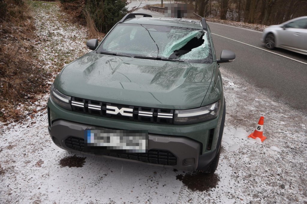 Ledové projektily: Z kamionů padaly kusy ledu přímo na čelní skla