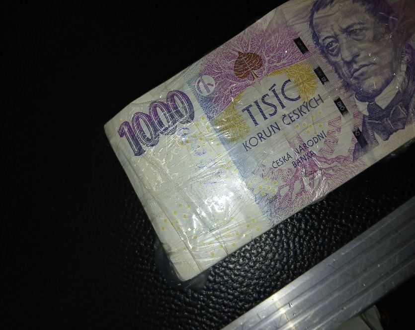 Senior odevzdal neznámému kurýrovi 540 tisíc. Peníze coby poplatek za „kryptoměny“ naštěstí skončily u policistů a celníků