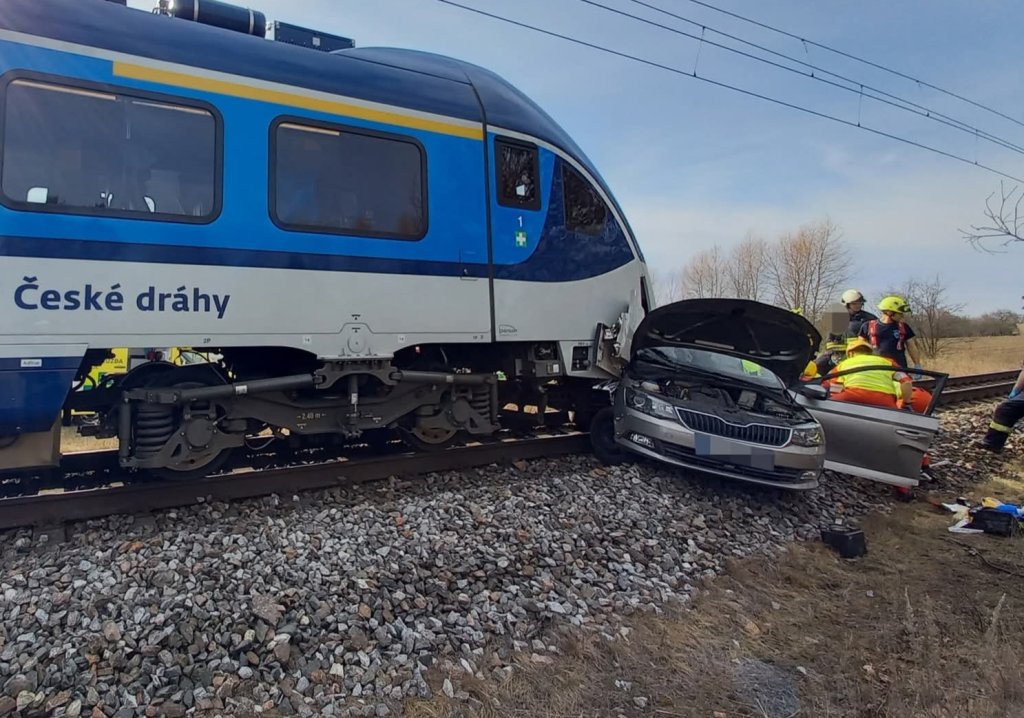 Tragédie na přejezdu v Třebechovicích. Střet s vlakem řidič Škodovky nepřežil