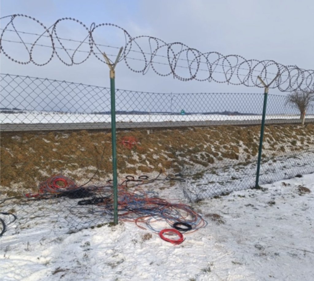 Nájezdy na solární park skončily. Zloději na Smiřicku rozstříhali plot a odnesli 400 kilo mědi