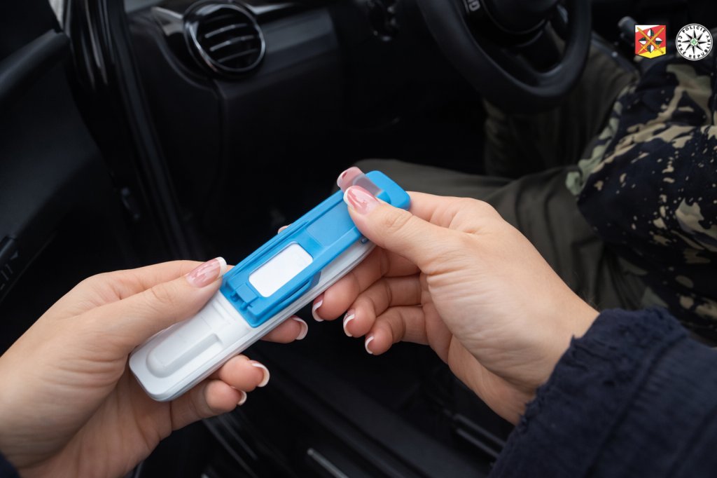 Žák autoškoly v Jaroměři řídil pod vlivem koktejlu narkotik, hrozí mu obří pokuta