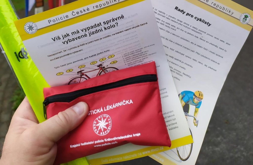 Opilecké brýle i záludnosti elektrokol. Policie právě teď obsadila Hradečnici, pokuty ale nečekejte