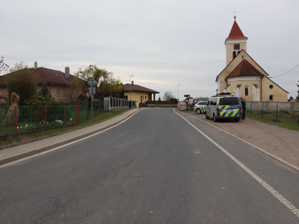 Záhada u kostela v Hošťalovicích. Cyklista skončil zraněný na silnici, policie nutně hledá svědky