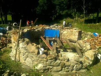 Video: Děti si na táboře staví náročný středověký hrad