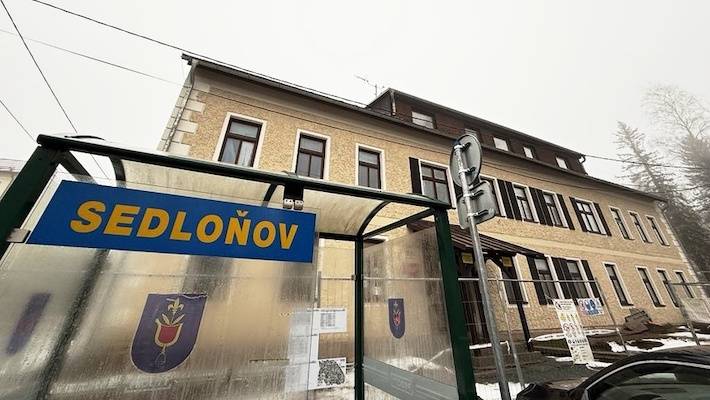 Děti z dětského domova se do budovy v Sedloňově nevrátí. Rada řeší, co s rozestavěným objektem