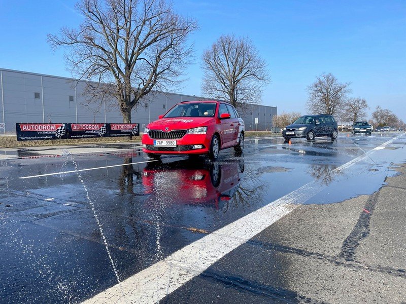 Škola smyku místo tělocviku: Studenti z Litomyšle si ve Vysokém Mýtě sáhli na limity fyziky i svých aut