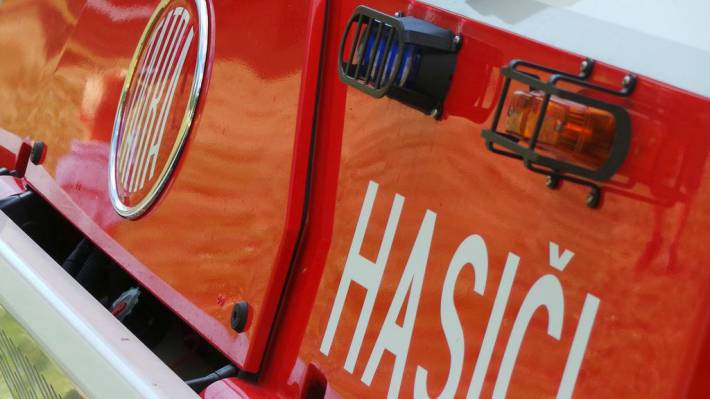 Kamion hrozil pádem do potoka. Za volantem seděl hluchoněmý řidič