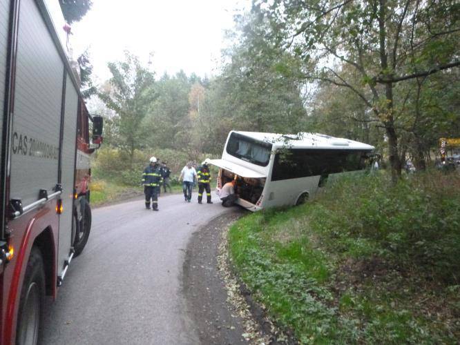 Při kolizi autobusu bylo uvnitř uvězněno 15 cestujících