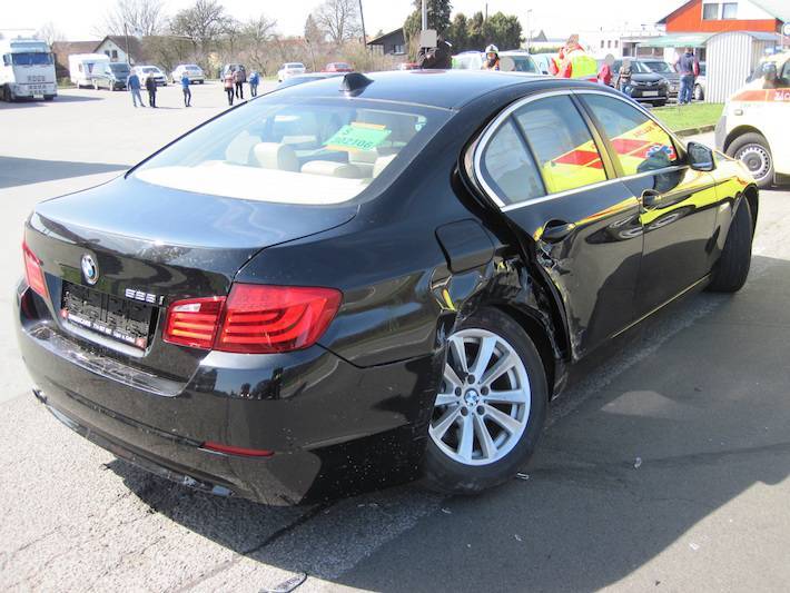 Luxusní auta se srazila na odbočce na benzínku