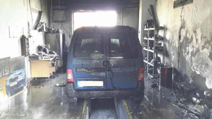 Hasiči vyjeli likvidovat požár autodílny. Během zásahu je ale ohrožovaly nebezpečně tlakové láhve 