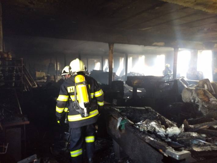 Sedm jednotek hasičů likvidovalo požár bývalého kravína