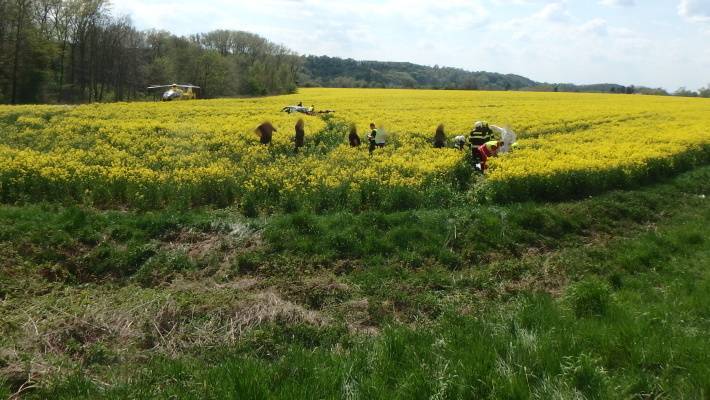 Motocykl předjížděl, osobní vozidlo odbočovalo. Srážka skončila tragicky