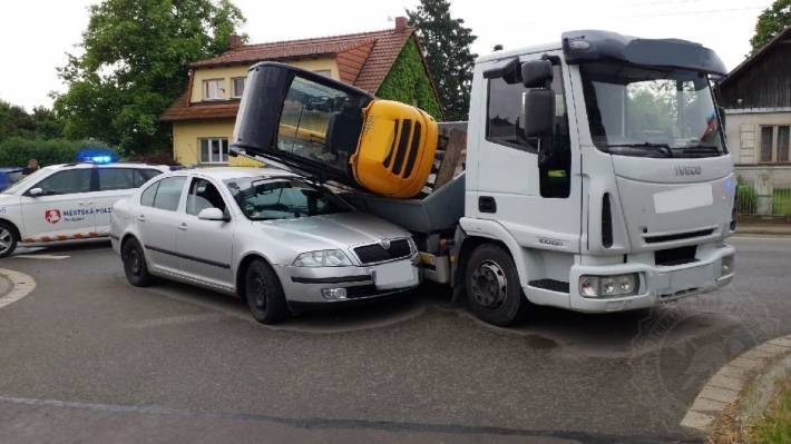 Tomu se říká pech. Bagřík spadl z korby na osobní auto