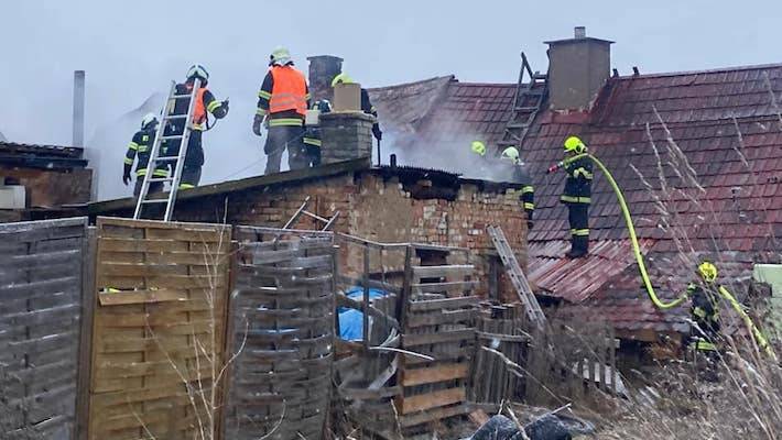 Střecha dílny v plamenech. Na vině nedbalost