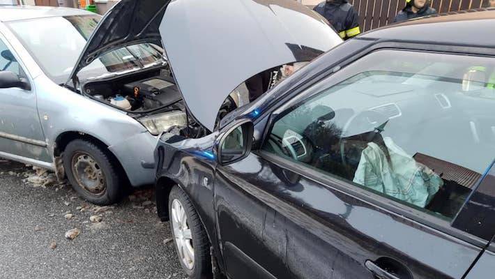 Čelní střet dvou osobáků na křižovatce, záchranáři měli ve své péči čtyři pasažéry