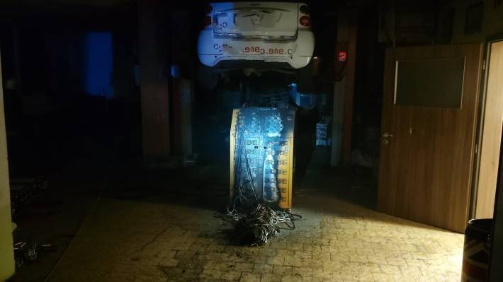 Hasiči likvidovali požár baterie u osobního automobilu