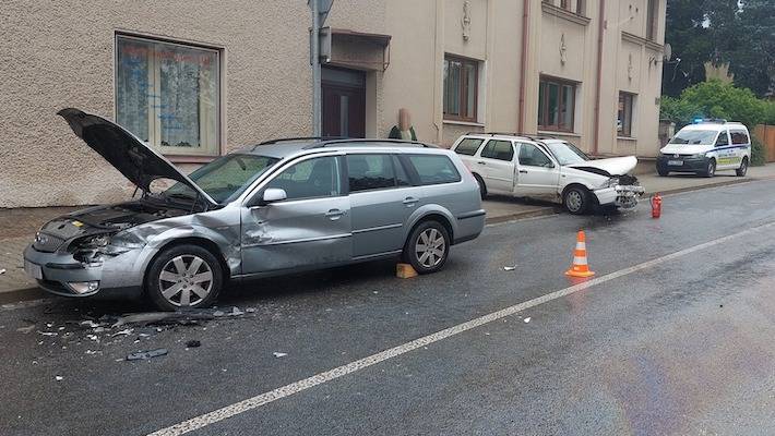 Na ulici se střetla dvě osobní auta. Jedno z nich zůstalo stát na chodníku