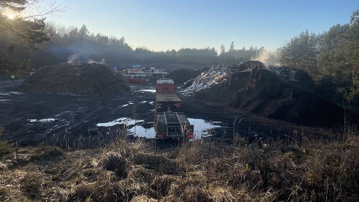 Dvanáct jednotek ze širokého okolí likvidovalo celé odpoledne požár štěpky