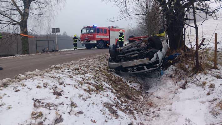 Osobák vzhůru kolama, řidička v péči hasičů a záchranářů