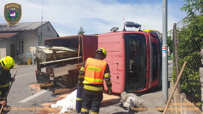 Průjezd ulicí komplikoval převrácený náklaďák
