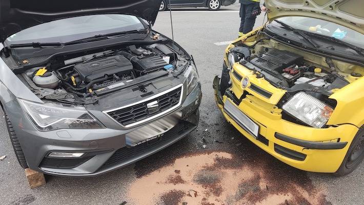 Srazil se fiat se seatem a nebo naopak. Dva lidé se zranili