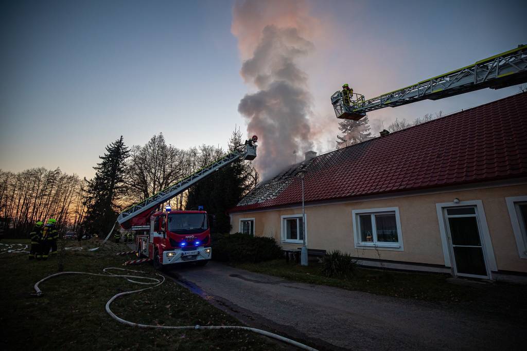 V Týništi nad Orlicí hořela střecha domu. Oheň zničil přístavbu, škoda je 300 tisíc