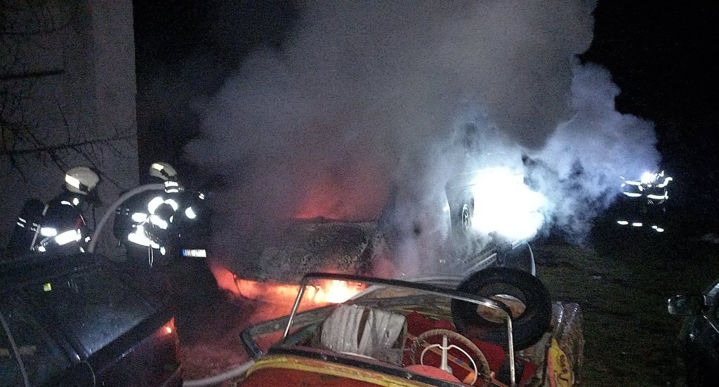 U Praskačky hořela odtahovka, u Chlumce automobilový vrak. Škody jdou do statisíců