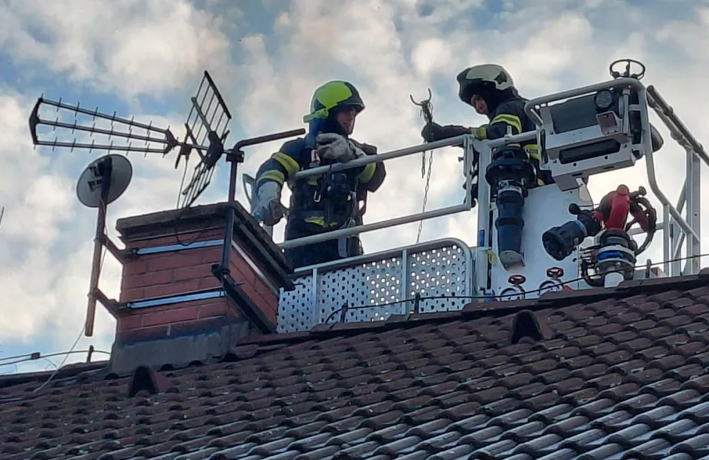 Jaro je tu, ale v kamnech se stále topí. Profesionální i dobrovolní hasiči krotili hořící saze v rodinných domech