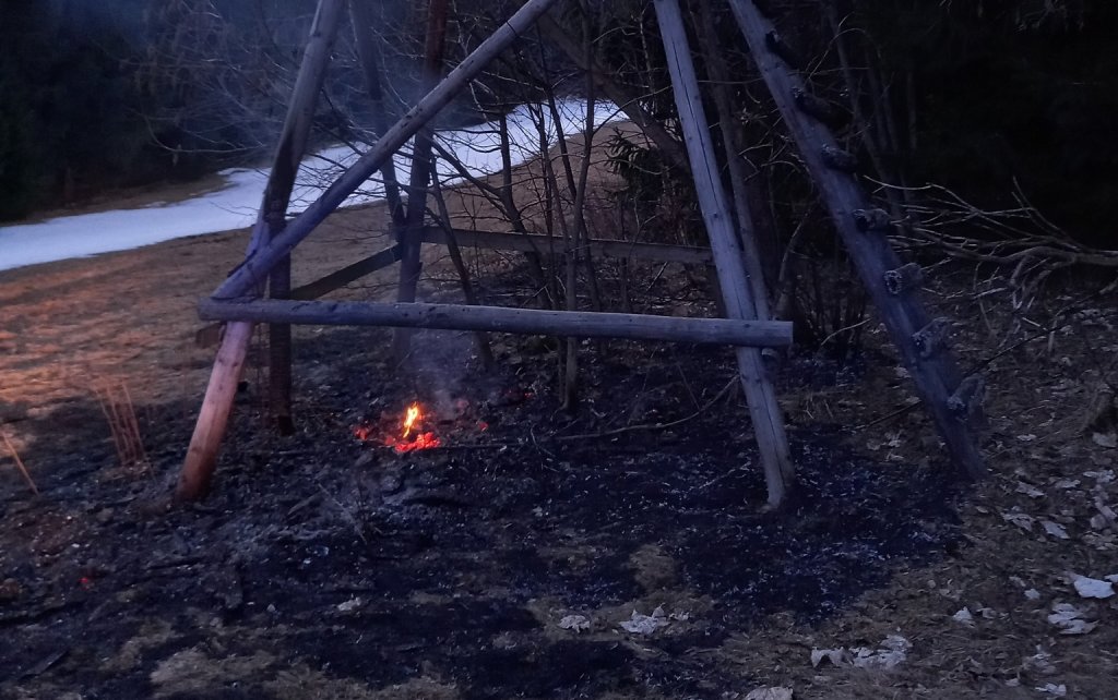 Nad Horním Maršovem hořel posed. Hasiči se ke střílně museli drápat na čtyřkolkách