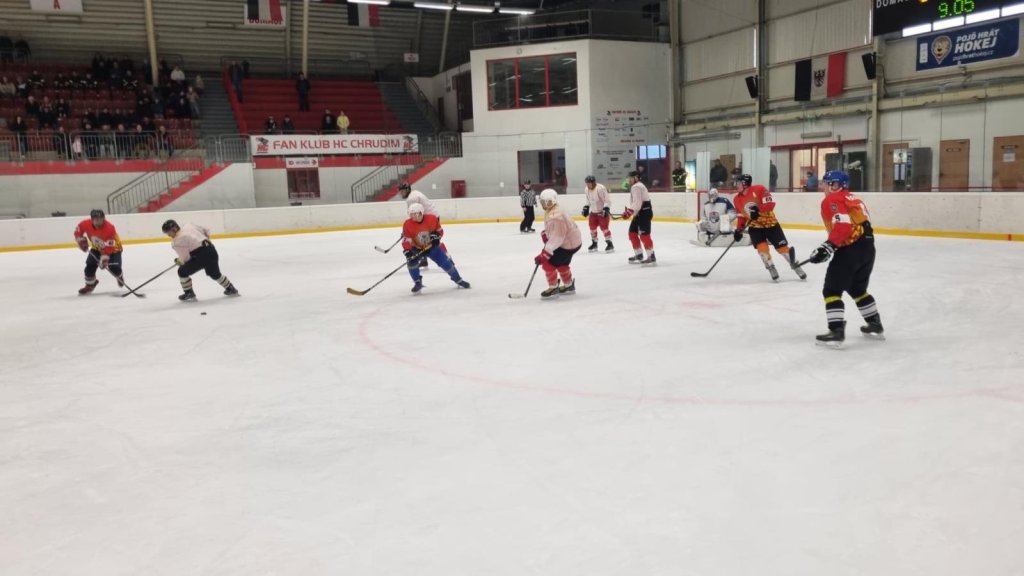 Hasiči a záchranáři zkřížili hokejky pro dobrou věc. Tomíkovi ze Ždírce vybojovali přes 27 tisíc