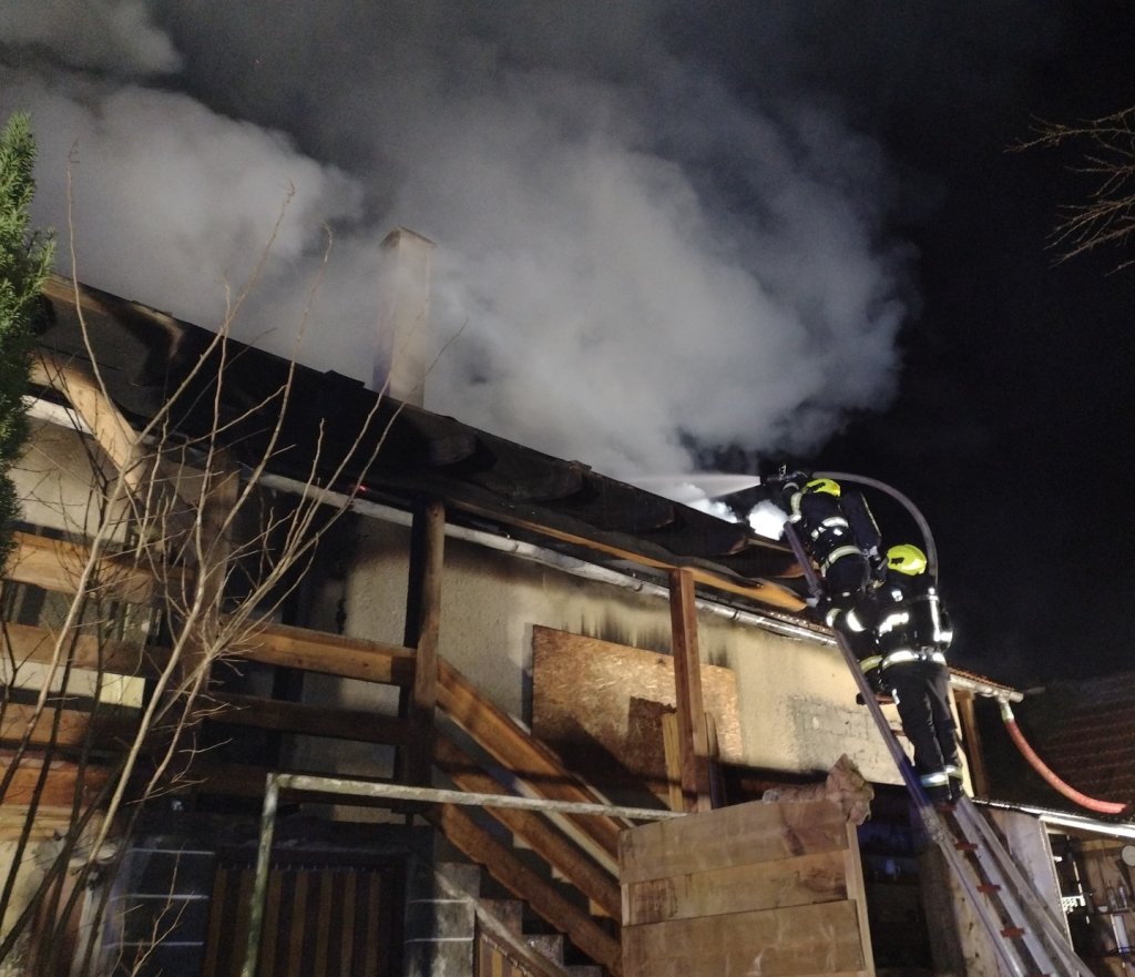 Požár kotle v Biskupicích na Svitavsku zničil střechu domu. Hasiči museli vynášet z kotelny tlakové lahve