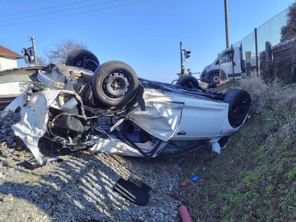 Vlak odmrštil auto mimo trať. Cestující jsou v pořádku, jeden člověk skončil v nemocnici