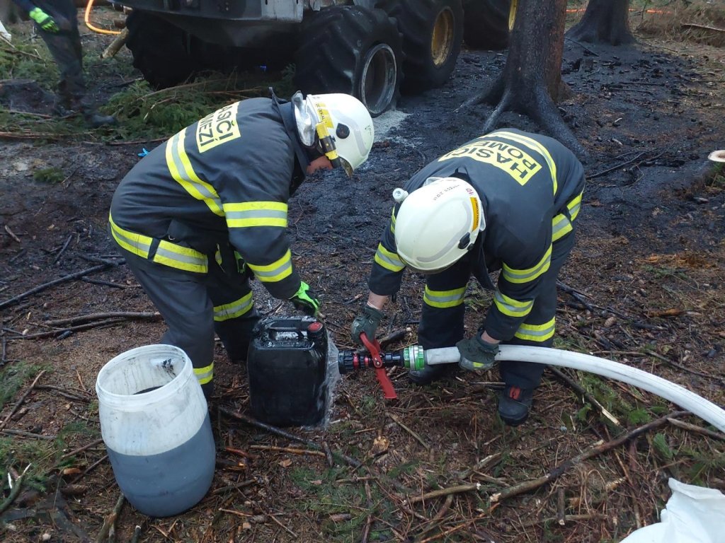 Požár pracovního stroje u Pomezí způsobil škodu přes 5 milionů korun