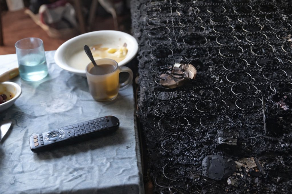 Smrtící požár v osmém patře. Hasiči v Nové Pace sice plameny zkrotili za šest minut, lidský život už ale nezachránili