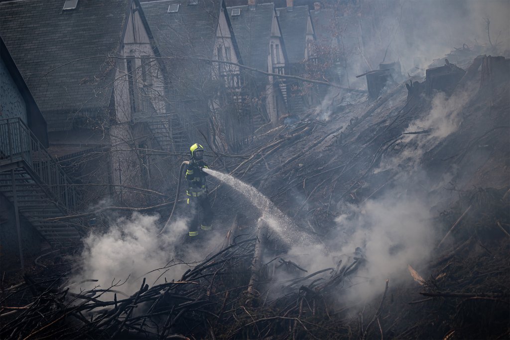 Z obyčejného ohníčku ohnivé peklo. Osm jednotek hasičů bojovalo v Trutnově s rozsáhlým lesním požárem