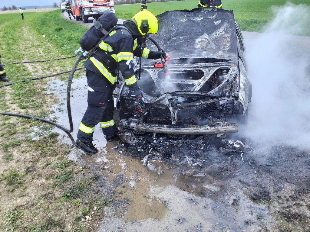 Plameny na silnici u Rosic. Osobní auto zachvátil požár, přes rychlý zásah hasičů zůstal jen ohořelý vrak