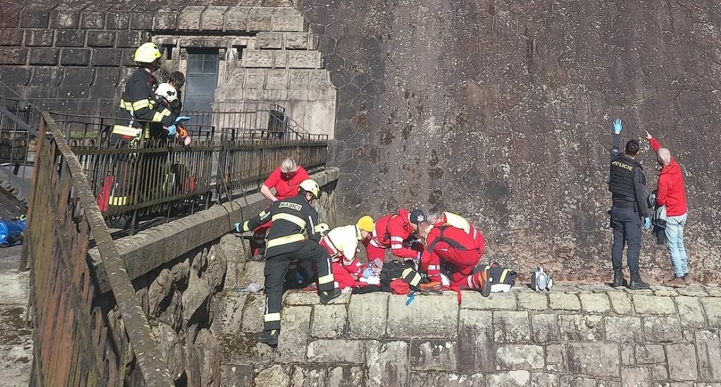 Drama na „pohádkové“ přehradě. 20letý mladík spadl z koruny hráze do propasti