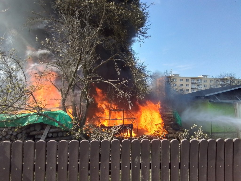 V Chrudimi chytil skleník od svíčky a vzal s sebou i zaparkované auto. Hasiči naštěstí uchránili vedlejší obchod