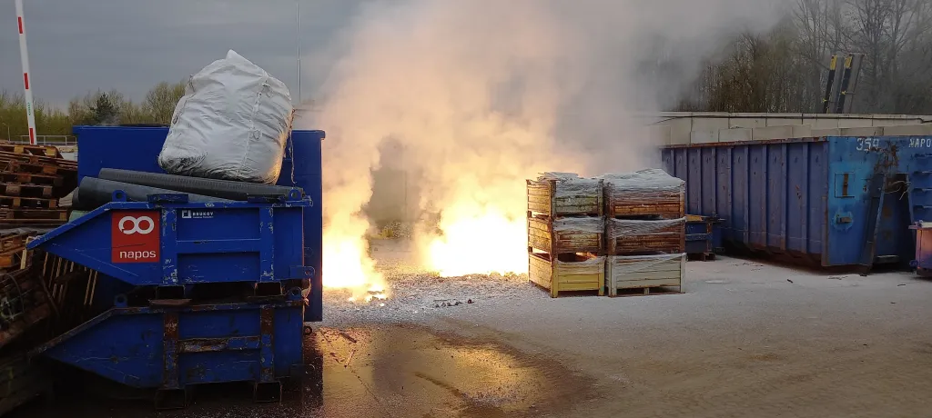 Tohle vodou neuhasíte! V Předměřicích hořel hořčík při teplotě 3000 °C. Místo vody nastoupily nakladače, zemina a tuny písku od silničářů