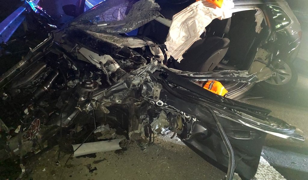 Děsivá srážka s kamionem! Řidič zůstal po nehodě zaklíněný, pomoc ale auto zavolalo samo