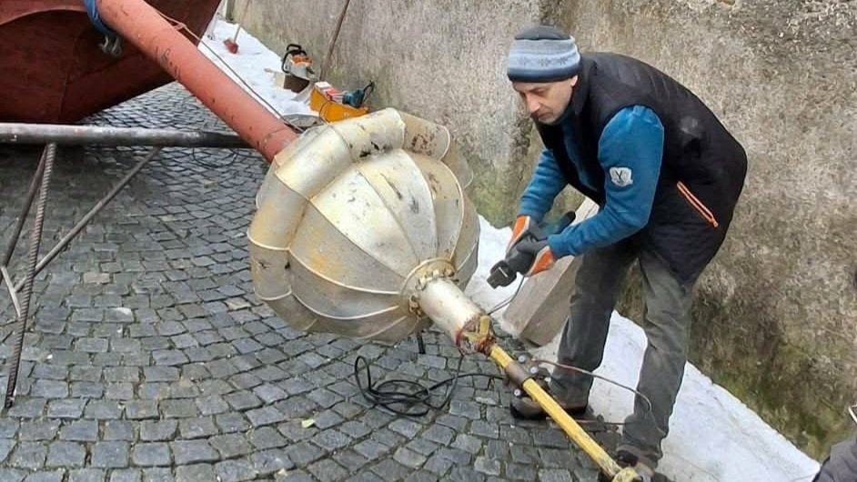 Tajemství zlaté makovice odhaleno: Co ukrývala špička opočenské zvonice? Jeřáb ji snesl dolů