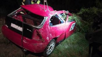 Auto vylétlo ze silnice, ženu museli záchranáři resuscitovat