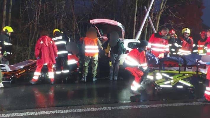 Plně obsazený Renault narazil do sloupu veřejného osvětlení