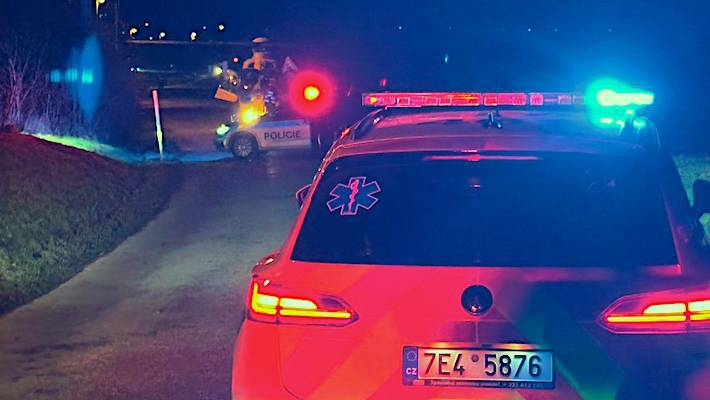 Ještě za tmy letěl ke sraženému cyklistovi záchranářský vrtulník. Ten skončil ve fakultce